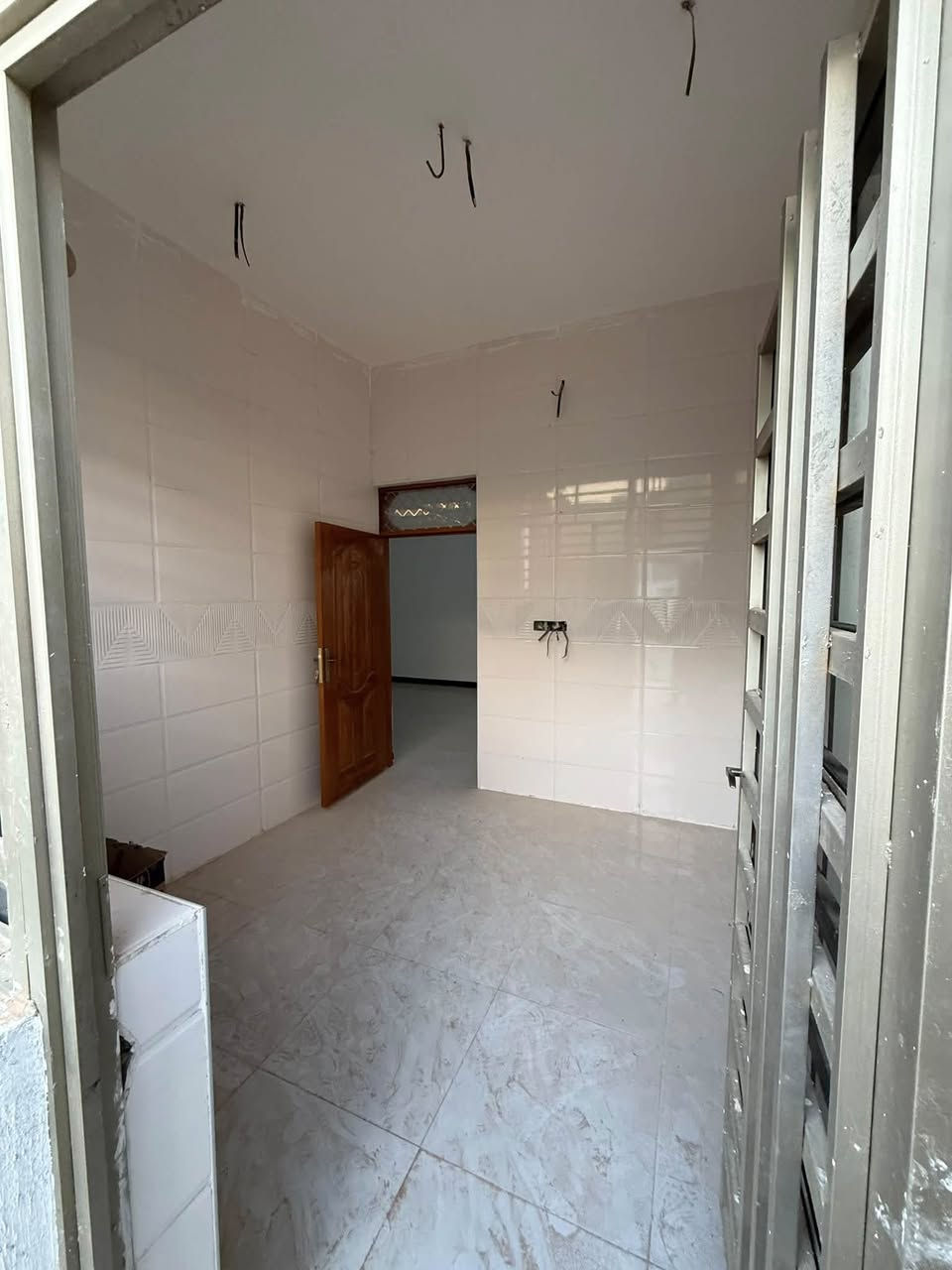 بيت 🏠طابو زراعي( ١٠٠)متر
 اساس كونكريت بناء طابوك سكف كونكريت 
يحتوي على غرفه وصاله
 وستقبال مطبخ🧑‍🍳 
حمام داخلي وخارجي البيت محد ساكن بي باقي التفاصيل واتساب 
***********
