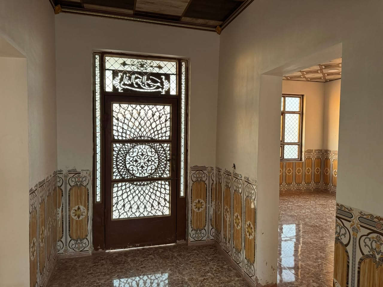 السلام عليكم بيت طابو صرف للبيع حي الجمعيه الثنايه داخل العلم صلاح الدين
البيت يعوزه بوب داخليه واناره فقط وعل تبليط مباشر 
المساحه 265 متر 
البيت طابقين 4 غرف نوم وصاله كبيره وربعه مطبخ وهول حار بارد وسياج والصطح شتايكر شغل درجه اوله
السعر 80 وبي شوي مجال الشراي يتصل ***********
