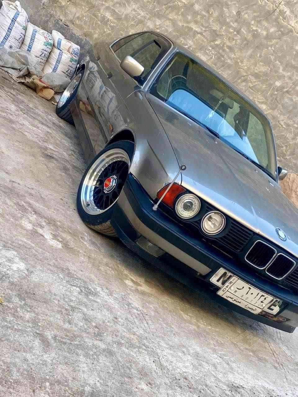 السلام عليكم للبيع BMW مديل 1992
مكينه وكير كفاله حجم المكينه  535i 
رقم بصره سنوية ما منتهيه تحويل ثاني يوم 
حداده حلوه 
تبريد شغال دواخل حلوه دشبول جديد 
لايتات زنون عالي وناصي العيون متغيره إلاوان 
تخم تاير ويل رياضي كزوز رياضي صووت رعب
السعر 43 $ عنوان بصره رقم 
*********** البصرة, العراق
