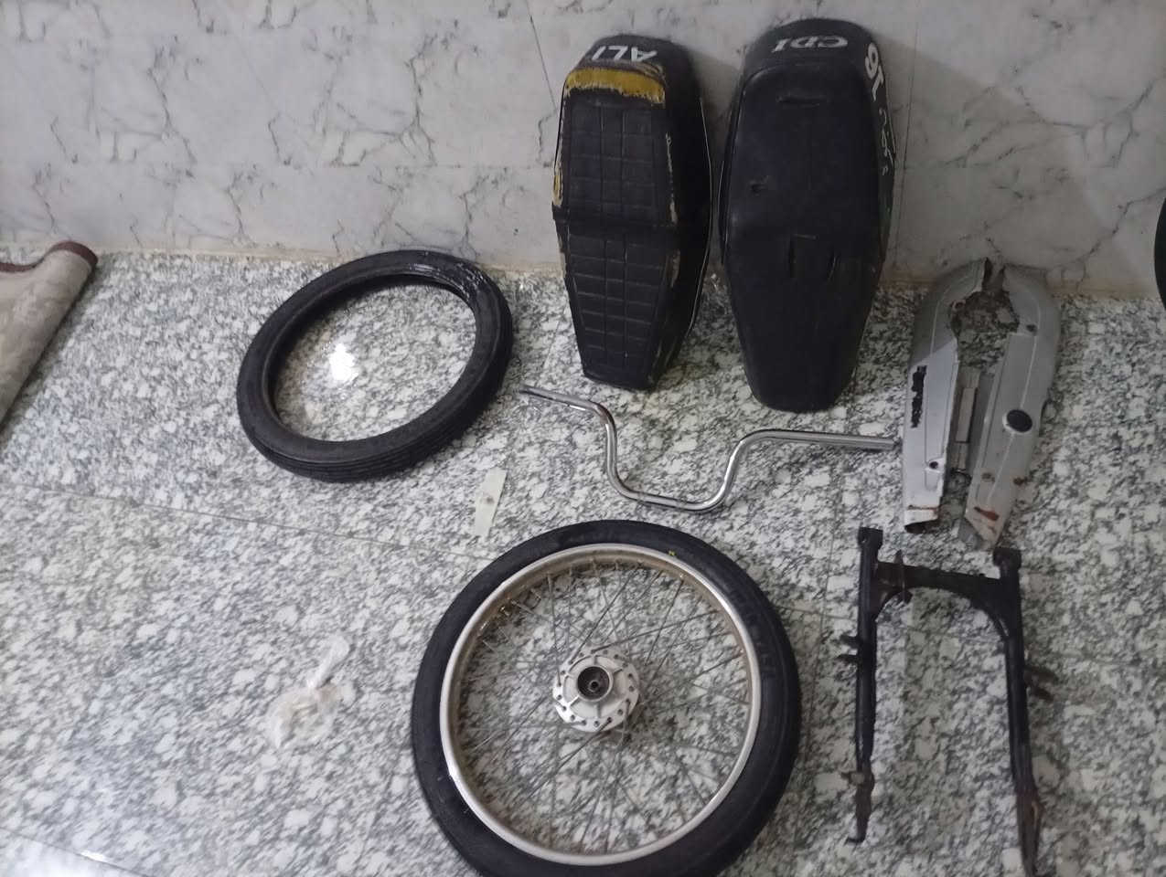 السلام عليكم اغراض مستعمل كشن سيجاي كشن ارشه تاير امامي حرفيا ويل بطيخه تاير رفيع صينيه مال زنجيل سكان عالي سعر الغراض شلع 25, شراي ***********
