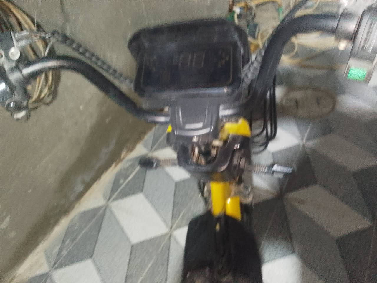 السلام عليكم بايسكل شحن للبيع حجم 20اربع سرع بطاريات جديده مكان كربلاء طريق النجف السعر300 وبي مجال  الرقم ***********
