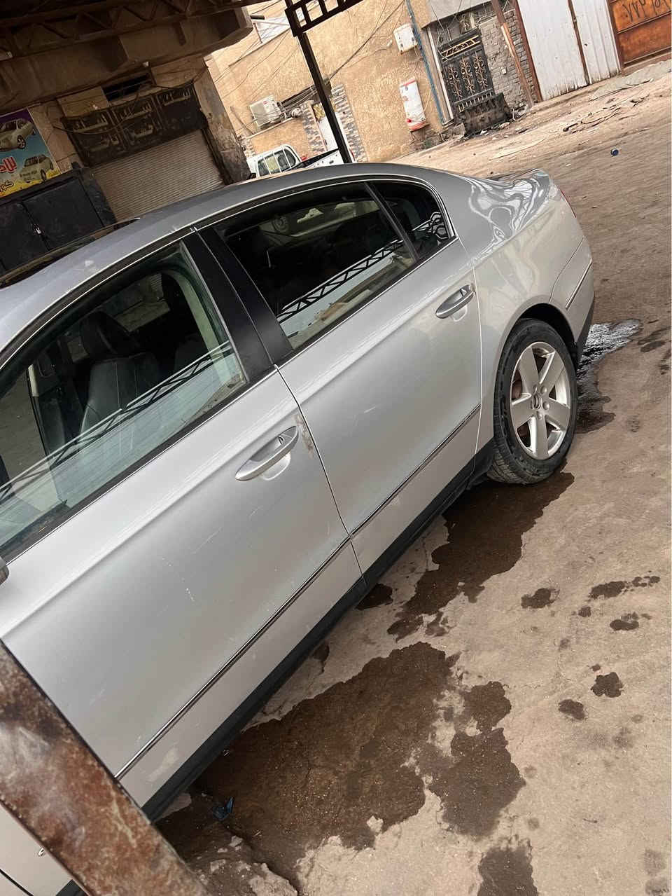 سلام عليكم 
فوكس واكن باسات موديل 2009 باسمي رقم الحديث
فول مواصفات داخل اسود سلايد تدفئة كشنات شاشة لايت عدسه زنون نواقصها دعامية امامية يحتاجلها ترتيب والتنته الداخليه مكاني بغداد الجديدة او زيونة
للاستفسار *********** بغداد, العراق
