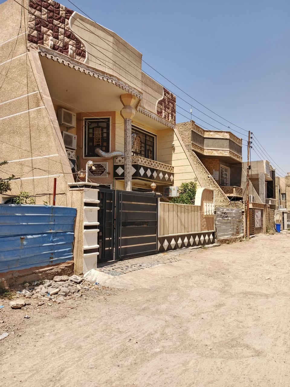 السلام عليكم دار للبيع مساحه 200متر طابو صرف يحتوي على تشجيرا العنوان الدوره الكفاءات محله 848 تواصل ‏‪***********‬‏
