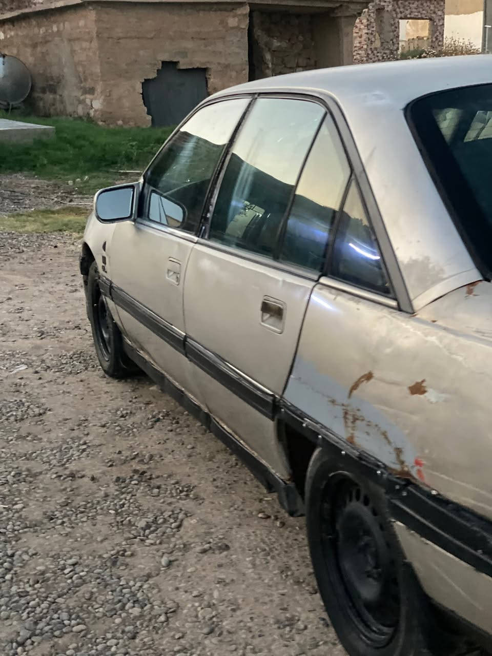 السلام عليكم اوبل اوميكا 20 كير ومحرك يشلع جير  للبيع السعر ١٠ وبيها مجال  وذا مراوس هم يرهم  ***********
