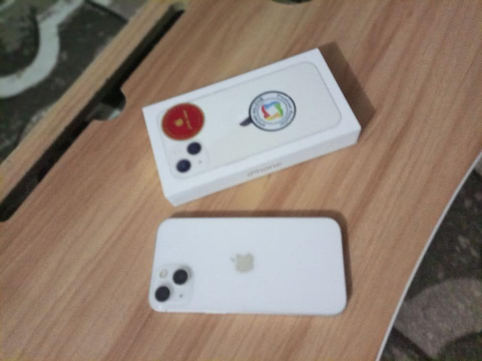 السلام عليكم 
13عادي لبيع 
شرق اوسط
بطاريه 95
ذاكره 128
نضيف 95‎%‎
مكاني كوت
السعر 450وبي مجال قليل 
رقمي ***********
واتساب او انتصل
