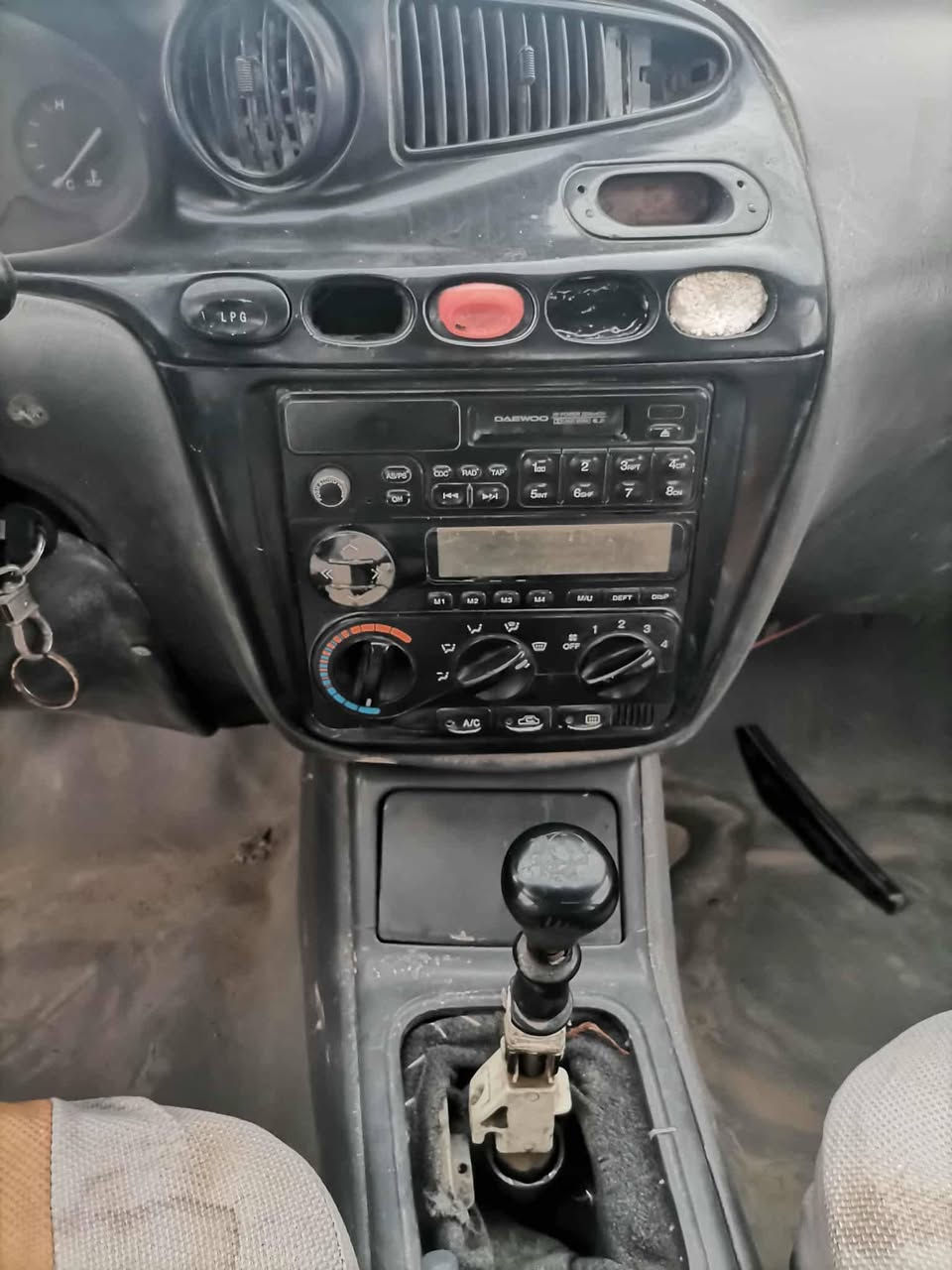 السلام عليكم ورحمة الله وبركاته للبيع دايو لكنزه موديل 2000
مكينه كير حلوات كهربائيات شغاله رقم قادسيه ألماني مشروع وطني مداور شرط وكاله عامه بأسمي مالكها قريب عليه  مكاني سماوه الوركاء *********** السعر 22وبيها مجال قليل
(السياره نقصها يدات بيبان خارجيه ودبلات خلفيه فقط سنويه 2019نافذه)
