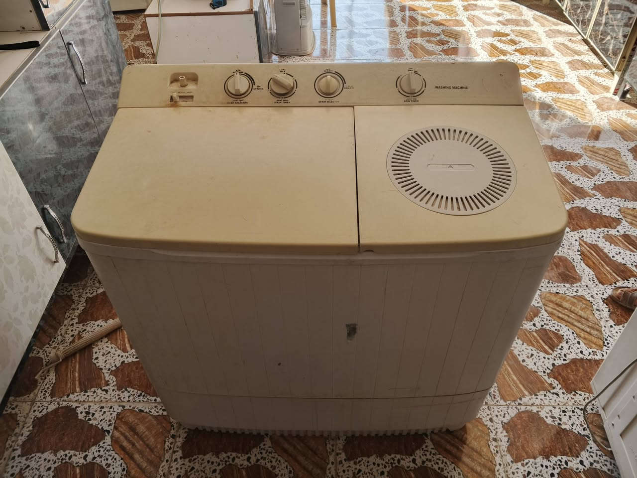 السلام عليكم 
يوجد لدينا غراض منزلية مستخدمه باسعار مناسبه جدا 
العنوان حديثه الحي العسكري قرب الشبكات والتوزيع 
***********
***********
