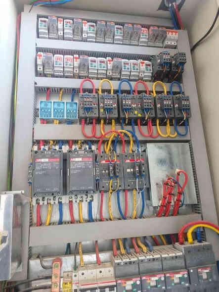 السلام عليكم: سيد علي لأنشاء كافة لوحات و انضمة الصيطرة الكهربائية الحديثة و صيانة المصاعد، النافورات، العجانات، و اجهزة القضلمةالمستخدمة في معامل ال NDF و BVC و اجهزتها الكهربائية فضلاً عن تصليح معامل الطابوق الاسفلت و الدواجن و غيرها
هاتف ***********

نموذج من العمل 👇👇👇
