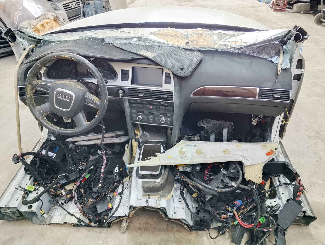 السلام عليكم...من كراج المتوكل للبيع السيارات الالماني الحديث عرض خاص اودي A6 ...2010 سياره كامله+ اربع ابواب+قبغ صندوق+طخم كشنات...بدون محرك وكير....السعر 1000$ ... الاتصال على الرقم *********** ابو عبدالله
