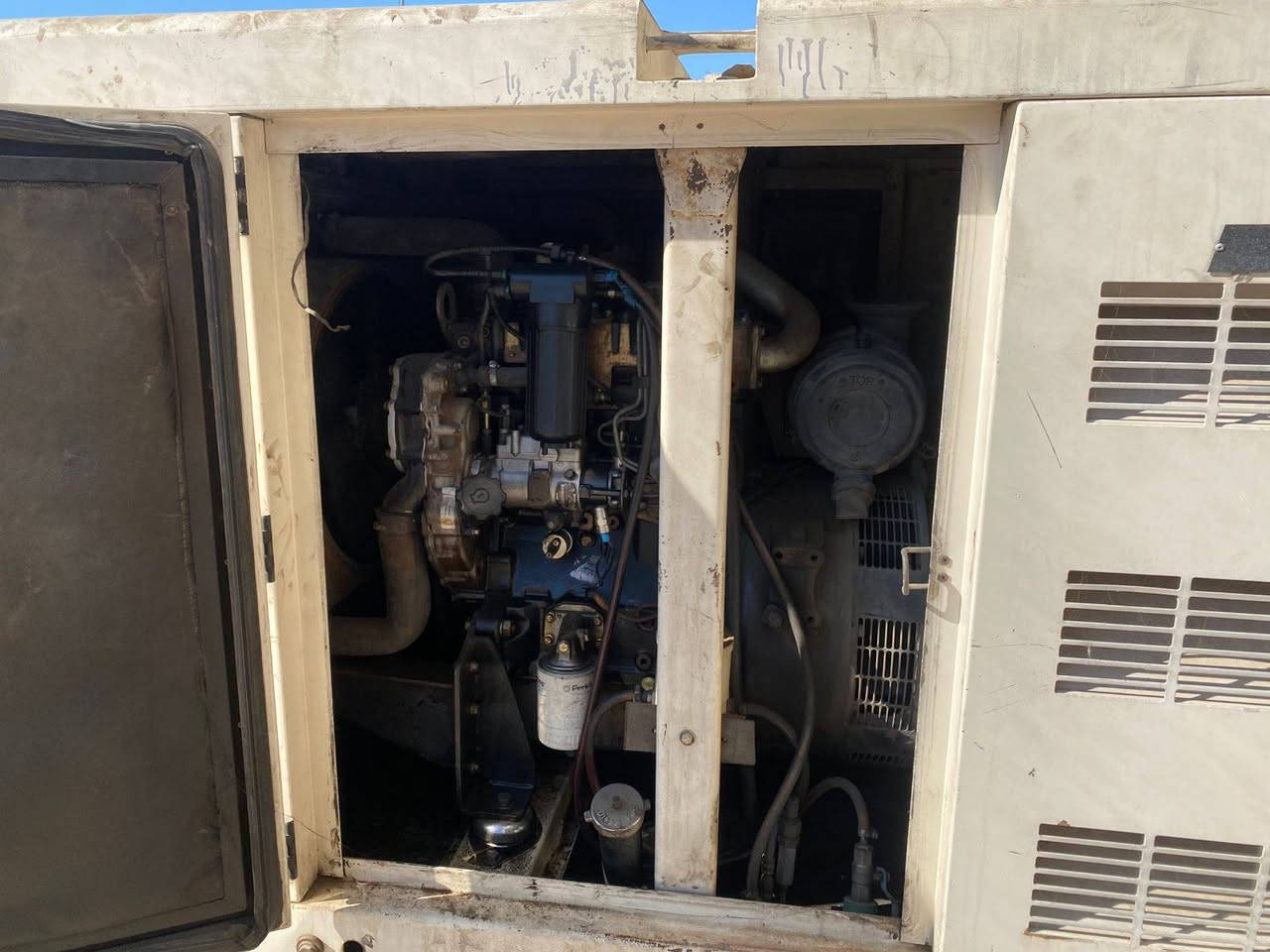 ⚡️ للبيـــع: مولدة Perkins (45 KVA) – أداء قوي وسعر مناسب ⚡️
​إذا كنت تبحث عن مولدة تتحمل العمل الشاق وبسعر ممتاز، تتوفر لدينا مولدة Perkins بالمواصفات التالية:
​المواصفات الفنية:
​المكينة: 105 – 3 سلندر (سوبر).
​القدرة: 45 KVA.
​الموديل: 2015 – 2016.
​الحالة التشغيلية والصيانة:
​✅ المولدة شغالة طبيعي جداً: تتحمل الحمل الكامل وبدون أي مشاكل تقنية أثناء التشغيل.
✅ تم إجراء صيانة شاملة للمكينة تشمل:
​تصليح الـ Pump.
​تبديل الرنجات.
​صيانة عامة كاملة للمحرك (المحرك مفتوح ومصلح وجاهز للعمل).
​⚠️ ملاحظة للأمانة: يوجد "رجفة" بسيطة في المولدة تم ذكرها لضمان الشفافية التامة مع المشتري.
​تفاصيل البيع:
​📍 الموقع: بغداد – الرصافة.
💰 السعر: ["33 ورقة"] وبيهه مجال بعد الفحص
🚛 ملاحظة: السعر غير شامل أجور النقل، ولا يتوفر لدينا  توصيل (الاستلام من الموقع).
​📞 للتواصل والاستفسار: [ ***********]
​#مولدات #Perkins #بيركنز #بغداد #بيع_وشراء #مولدة_للبيع #الرصافة
