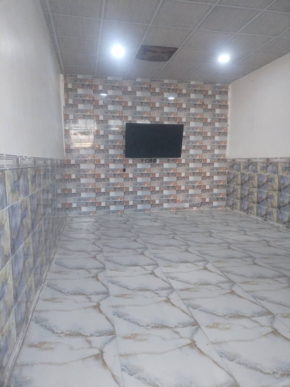 بسعر مناسب جداً
🏠 بيت جاهز للبيع – الديوانية / على طريق السنية عمود 706
📐 المساحة: 160  متر
▪️ الواجهة 10 متر × النزال 16 متر
✅ التفاصيل:
▫️ سند 25 زراعي بعقد أصولي جاهز
▫️ البيت يتكون من غرفتين ومطبخ وصالة واستقبال
 ومجمع صحيات وطارمة 
▫️ مداور ثاني يوم 
▫️ خدمات كامله تبليط بالباب 
▫️ يبعد  100 متر فقط عن الشارع العام ديوانية حله 
💰 السعر 39   مليون وبي مجال قليل 
📞 للاستفسار:
خاص أو الاتصال على الرقم امير الفتلاوي
***********
