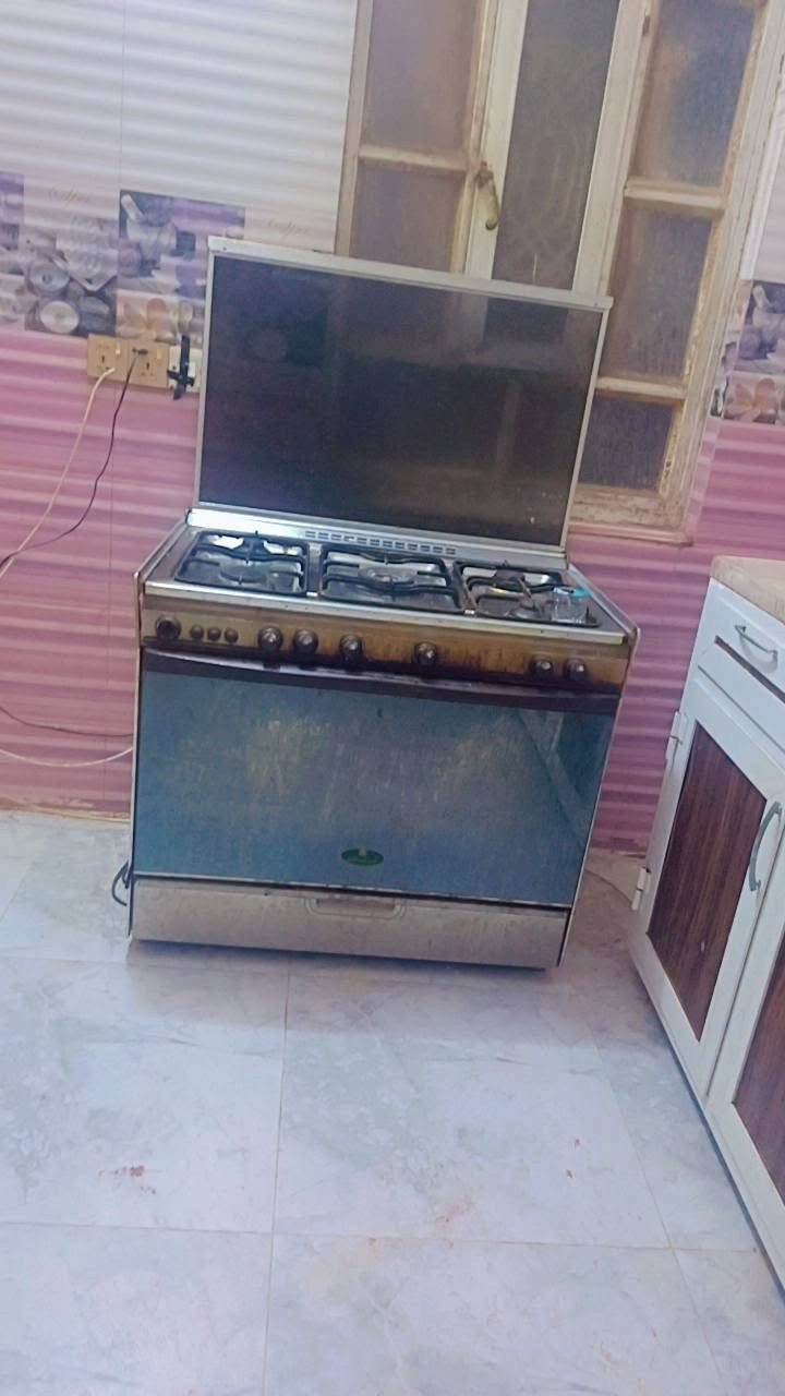 ظالسلام عليكم كاونتر مع سنك مع طباخ كريازي مع مجمدده للبيع قيم واخذ بما يرضي لله ***********
