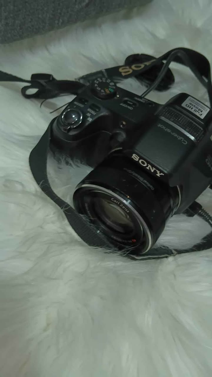 تُعد Sony Cyber-shot DSC-HX200V كاميرا فائقة الزوم (Bridge Camera) شهيرة تم إصدارها عام 2012. يمكنك الاطلاع على المواصفات الكاملة والدعم الفني عبر صفحة Sony الشرق الأوسط، أو مراجعة مراجعات الخبراء على DPReview. 
نظرة عامة
تتميز هذه الكاميرا بتصميمها الذي يشبه كاميرات DSLR الصغيرة وتضم نطاقاً واسعاً من الميزات: 

 +1
العدسة ومستوى التقريب: عدسة Carl Zeiss Vario-Sonnar T* بزووم بصري 

 (ما يعادل 27-810 مم)، وزووم رقمي مع وضوح للصورة يصل إلى 

 +1
المستشعر ودقة العرض: مستشعر Exmor R CMOS بدقة 18.2 ميجابكسل، مما يوفر أداءً جيداً في ظروف الإضاءة المنخفضة. 

 +1
الشاشة والعدسة الإلكترونية: شاشة عرض LCD مقاس 3 بوصات قابلة للإمالة والتحريك بدقة 921,000 نقطة، بالإضافة إلى معين منظر (Electronic Viewfinder) مدمج. 

 +2
تسجيل الفيديو: تدعم تصوير الفيديو عالي الدقة Full HD بدقة 1080/60p مع تقنية التثبيت البصري Optical SteadyShot لتصوير خالٍ من الاهتزاز أثناء الحركة. 

 +1
نظام تحديد المواقع (GPS): تحتوي على نظام GPS مدمج لتسجيل الموقع الجغرافي والاتجاه للصور. 

الميزات الإبداعية والأداء
سرعة الالتقاط: قادرة على التقاط صور متتابعة بسرعة 10 إطارات في الثانية بدقة كاملة.
أنماط التصوير: تدعم أنماط التصوير اليدوي الكامل (Full Manual Controls) لمنح المصور تحكماً إبداعياً شاملاً، بالإضافة إلى أنماط Sweep Panorama ثلاثية الأبعاد. 

 +2
ملاحظة: الكاميرا تعتبر من الإصدارات الكلاسيكية، وقد توقف إنتاجها رسمياً لتحل محلها إصدارات أحدث مثل سلسلة Sony HX300 و HX400. 

إليك المواصفات الفنية الكاملة والتفصيلية لكاميرا Sony Cyber-shot DSC-HX200V:
📷 المستشعر والمعالجة
نوع المستشعر: Exmor R CMOS بمقاس 1/2.3 بوصة.
الدقة الفعالة: 18.2 ميجابكسل.
معالج الصور: BIONZ.
🔍 العدسة والتقريب (Zoom)
نوع العدسة: Carl Zeiss Vario-Sonnar T*.
البعد البؤري: 4.8 - 144 مم (ما يعادل 27 - 810 مم في مقاس 35 مم).
فتحة العدسة القصوى: f/2.8 (عند الزاوية العريضة) إلى f/5.6 (عند أقصى تقريب).
الزووم البصري: 

الزووم الرقمي: 

(باستخدام تقنية Clear Image Zoom).
🖥️ الشاشة ومعين المنظر (Viewfinder)
الشاشة الرئيسية: LCD مقاس 3.0 بوصة بدقة 921,600 نقطة.
ميزة الشاشة: قابلة للإمالة للأعلى وللأسفل (Tiltable).
معين المنظر: إلكتروني (EVF) بمقاس 0.2 بوصة بدقة 201,600 نقطة.
🎥 التصوير والفيديو
دقة الفيديو: Full HD 1920 x 1080 (بمعدل 60 إطاراً في الثانية).
صيغ الفيديو: AVCHD / MP4.
تسجيل الصوت: ستيريو مدمج (Stereo Microphone).
ثبات الصورة: نظام تثبيت بصري (Optical SteadyShot) خماسي المحاور.
⚡ الأداء والسرعة
حساسية الضوء (ISO): تلقائي، ومن 100 إلى 12800.
سرعة الغالق: من 1/4000 ثانية إلى 30 ثانية (في النمط اليدوي المتقدم).
التصوير المتتابع: 10 إطارات في الثانية (بحد أقصى 10 لقطات متتالية).
🔋 الذاكرة، الطاقة، والاتصال
أنواع الذاكرة المدعومة: SD / SDHC / SDXC و Memory Stick Pro Duo.
البطارية: ليتيوم أيون قابلة لإعادة الشحن (NP-FH50).
عمر البطارية: تكفي لالتقاط حوالي 450 صورة تقريباً شحنة واحدة.
المنافذ: مخرج HDMI مصغر (Micro) ومخرج USB 2.0.
الميزات الإضافية: نظام مدمج لتحديد المواقع (GPS) وبوصلة رقمية. البصرة, العراق


**إذا كنت صاحب هذا الإعلان وتريد حذفه لأي سبب، رجاءا أرسل رسالة إلى الدعم الفني**