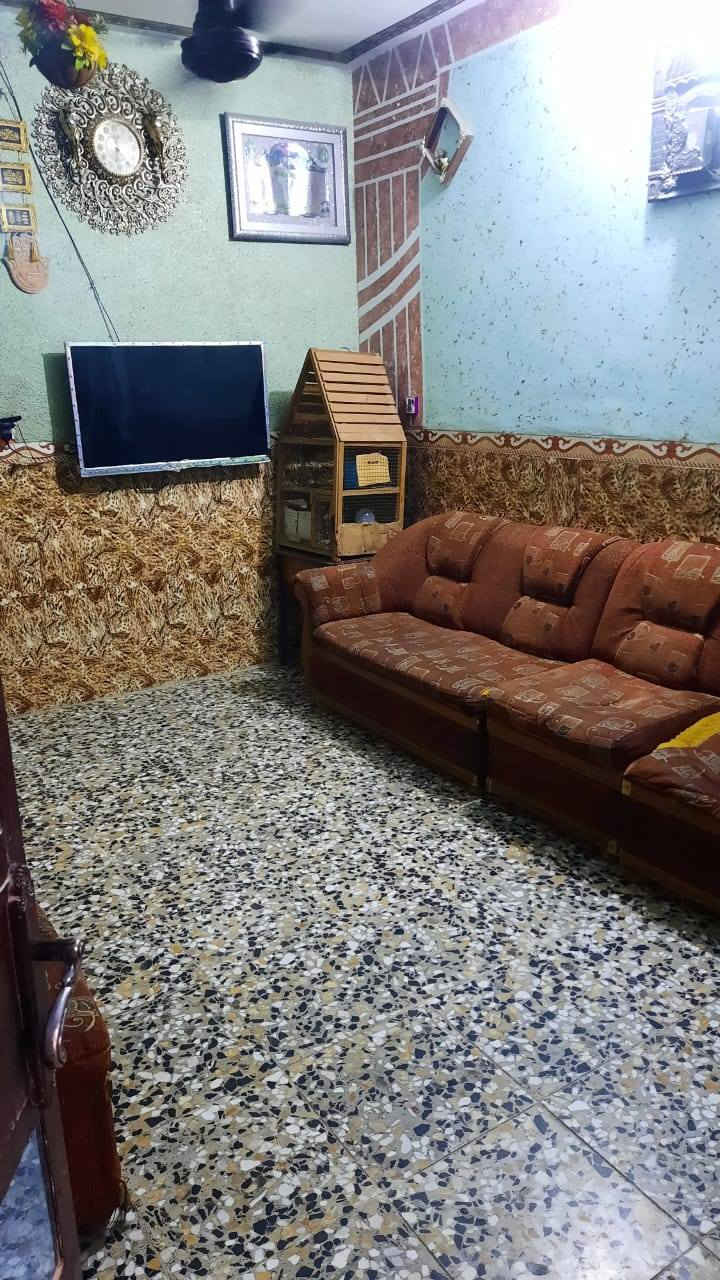 السلام عليكم  
بيت للبيع او مراوس / طابو صرف ١٥٠ متر وبيه زيادة طابق ونصف يحتوي على ثلاث غرف نوم + استقبال + هول + مطبخ  + ترك + كراج كاملات سيراميك وكاشي والغرف بورسلين حي الحسن العسكري _ قرب جامع الإمام المهدي ع للإستفسار 
***********
