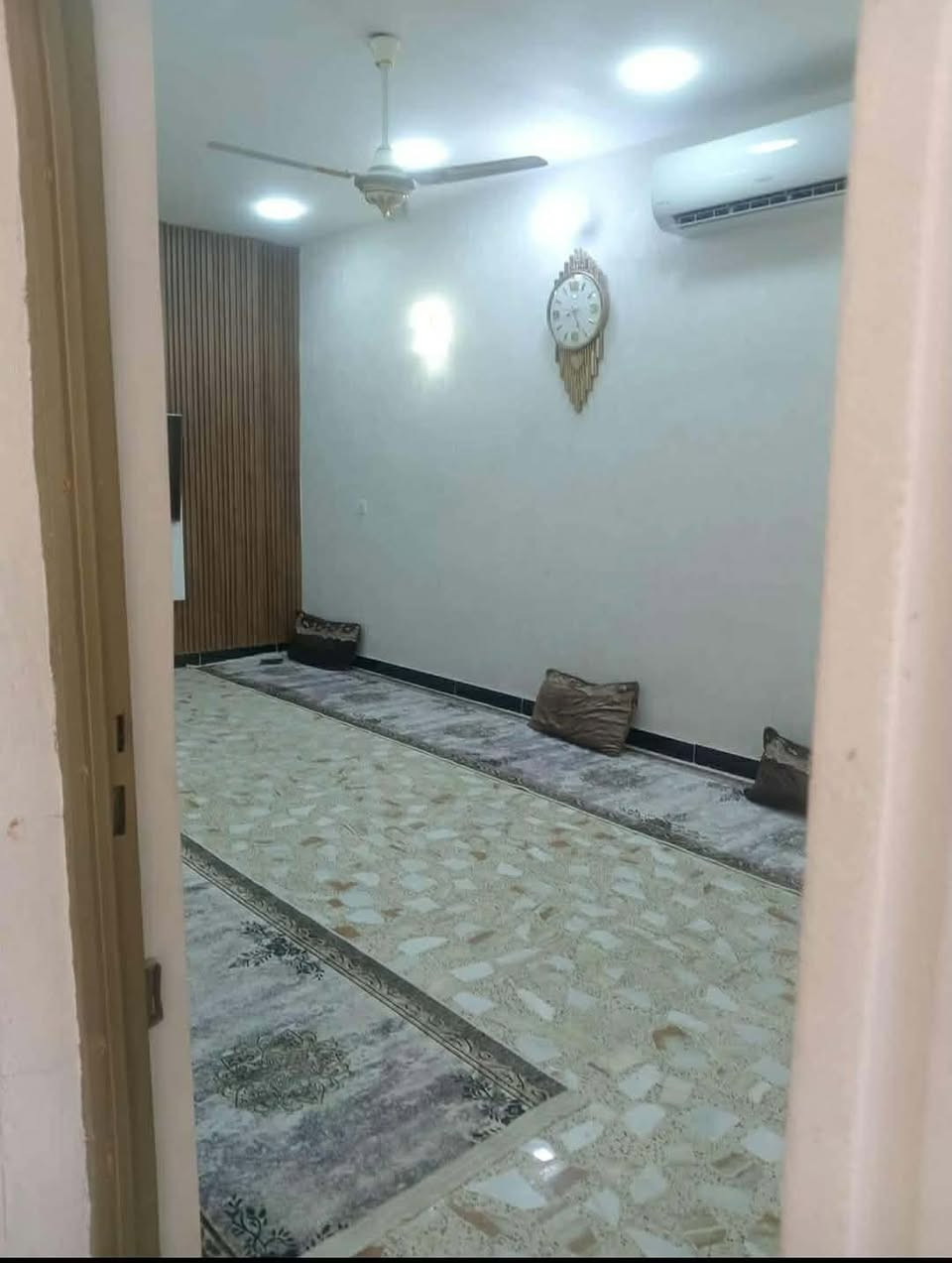 السلام عليكم بيت للبيع فقط مساحته 150م البيت زراعي  مجاري ماء كهرباء تبليط كامله غرفتين نوم صاله مطبخ منور حمام ترك استقبال حديقه طرمه البيت كامل السعر 90وبي مجال العنوان بغداد جسر ديالى القديم جامع طه ***********
