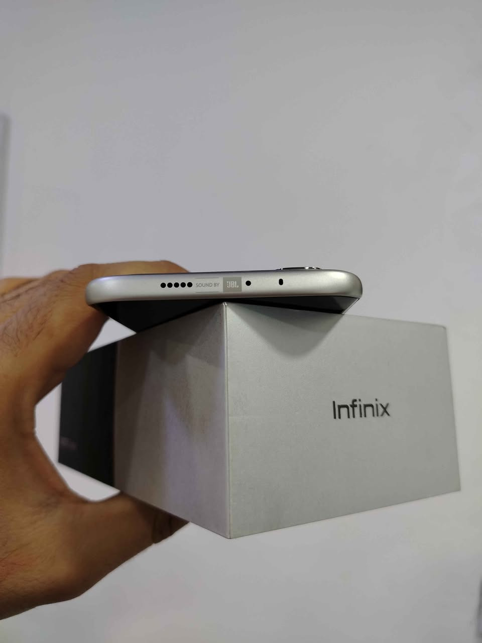 السلام عليكم للبيع انفنكس ايدج 5G استخدام ايام جهاز صاره اسبوعين من نزل جهاز حالة حال جديد كامل كل ملحقات الاصليه ذاكرة 256 عشوائية 16 جهاز مواصفات قوية سعر 380 الف قفل 🔏كلش مكاني بصرة *********** البصرة, العراق

