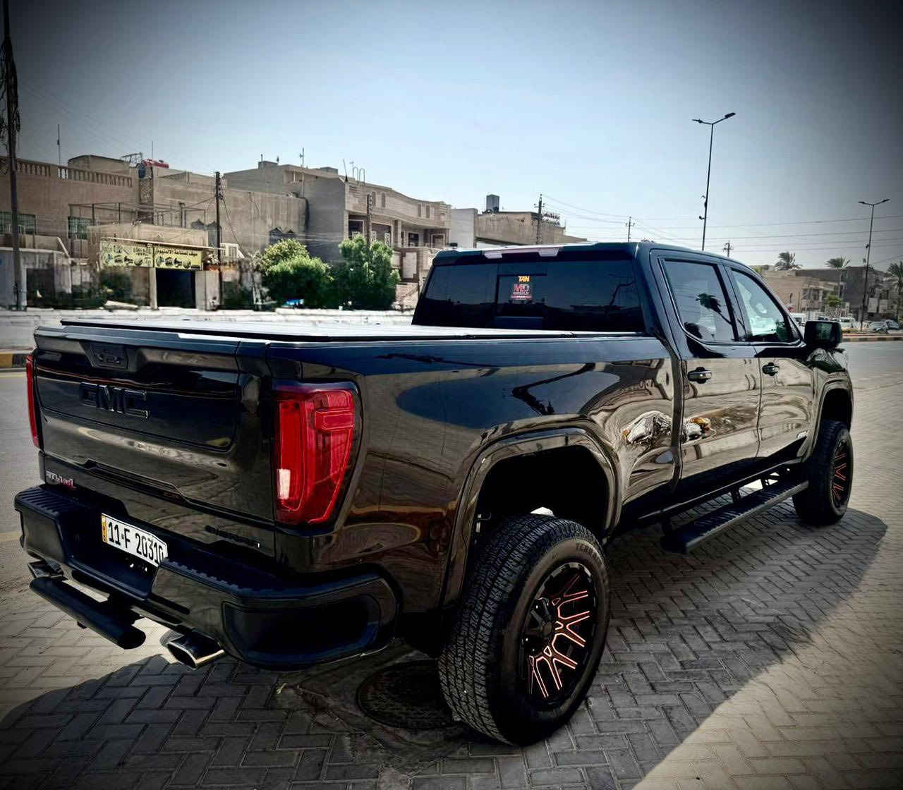 سلام عليكم للبيع
GMC سييرا AT4
موديل 2022
وارد أمريكي 
بدون صبغ السيارة بيها بابين مبدلات نفس اللون مال السايق و الي وراها 

مرفعه ترفيع rough country ترفيع امريكا 
كير تعليك 
محرك السيارة 6200 cc
كشنات كهرباء 
سيارة دفع رباعي off road 
كشنات جلد اسود 
السيارة باب طويل 
موصفات AT4 فول

350 وبيها مجال بسيط للشراي 
الشراي يتصل وبي خير ويدلل ***********
