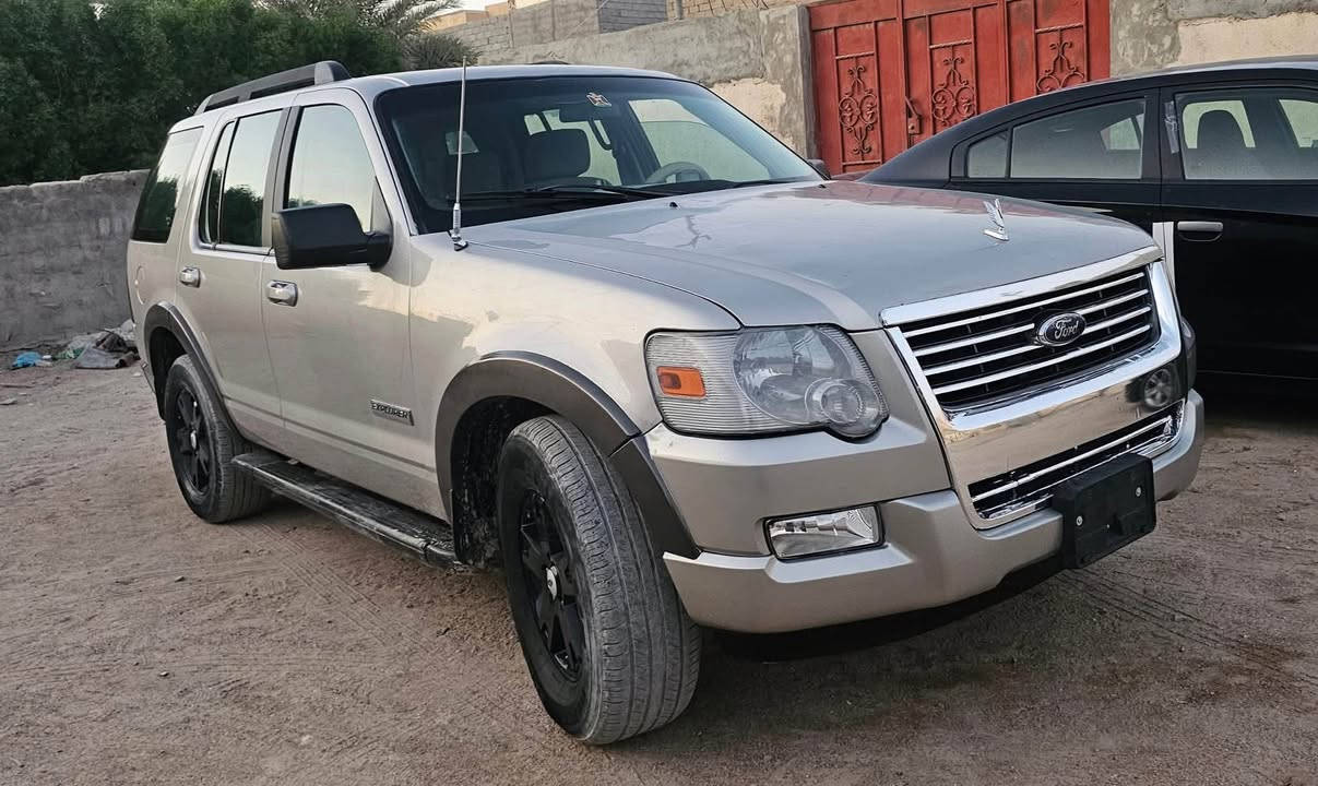 السلام عليكم 
للبيع فورد اكسبلور
مزاد وزاره الداخليه 
معامله كامله رقم بغداد ومالكها بغداد
موديل2007 
صبغ حزام بدون ضرر 
شرط كير محرك 
تخم تاير جديد.حداديه نظيفه 
7 راكب 4 قطع تبريد 
سعر80 وبيها مجال 
*********** واتساب
*********** اتصال
