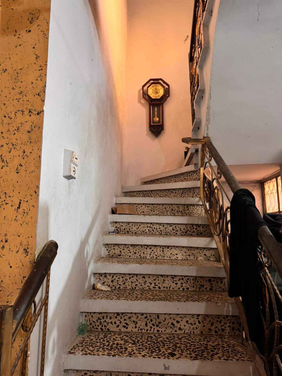 دار للبيع سند طابو صرف 
المساحة ٢٠٠م
الواجهه ١٠م 
نزال ٢٠م 
يحتوي على غرف نوم عدد/٣ + صالة واستقبال + حمام عدد/٢ + مطبخ + منور 

العنوان 
الدورة  - شرطة حاتم السعدون 
للاستفسار الاتصال على الرقم  ***********
