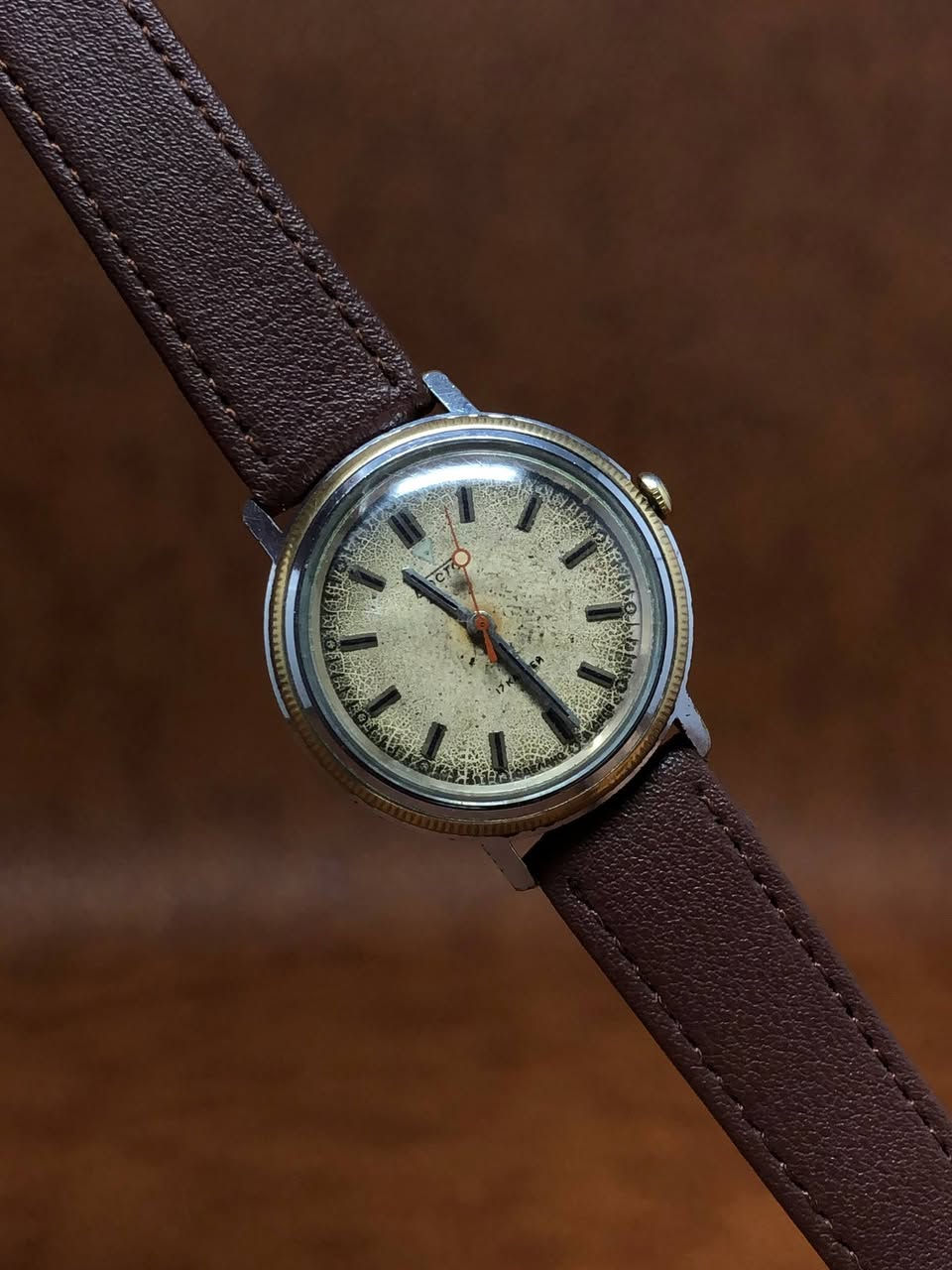 الماركة : Vostok - Восто
الماكنة : روسي
•••••••••••••••••••••••••••••
مادة الصنع : ستانلس ستيل 
الصنع : روسيا 1960- 1980
* صُنعت خصيصاً لجنود للأتحاد السوفيتي 
* المينا : باتينا تعتيق طبيعي يمنحها مظهراً تشققات الأرض 
* 17 حجر 
* ضمان شهر على الماكنة 
* مُقاومة الماء 
* سير مُستبدل طبيعي 
•••••••••••••••••••••••••••••
السعر : ( 65 ) الف دينار فقط
التوصيل لجميع محافظات العراق 🚕
للحجز والأستفسار دايركت 📥

 #ساعات_أصلي


**إذا كنت صاحب هذا الإعلان وتريد حذفه لأي سبب، رجاءا أرسل رسالة إلى الدعم الفني**