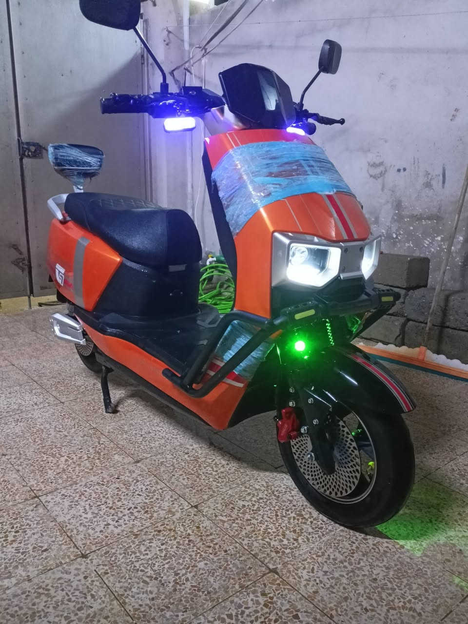 للبيع مستعجل دراجه شحن من شركة حيدر النيار 6بطاريات الاصلي مستعمل 4اشهر  بعدو بل باكيت بس بي مشكله بل يده اليسره مال الخلاط والهورن ب25  والنمر 3 ثابت سرعه 90 والباقي جديد السعر 800الف بي مجال بسيط  مكان موصل ايسر القوسيا للتواصل *********** بي وتساب
