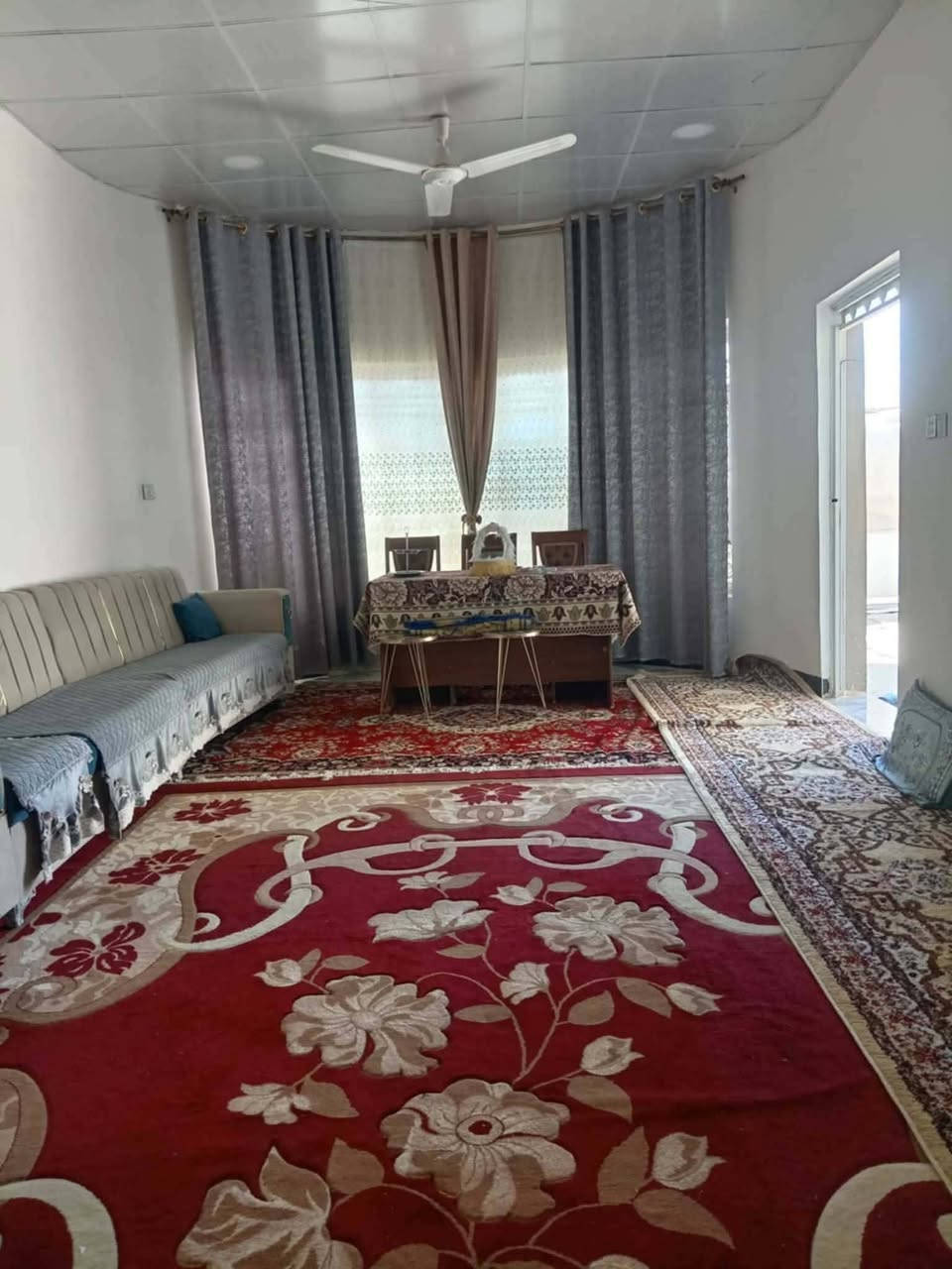 السلام عليكم بيت للبيع في حي الحرية الثالثة هور الجبور الدغاره بشارع الطاقه الكرهباء الجديده ٣٠٠ متر بنيان ٢٠٢٤ حديث كامل مكمل بي ٤غرف نوم وصاله كبيره وراني مطبغ حار بارد جاهز من كلشي للاستفسار الاتصال على الرقم *********** على وتساب
