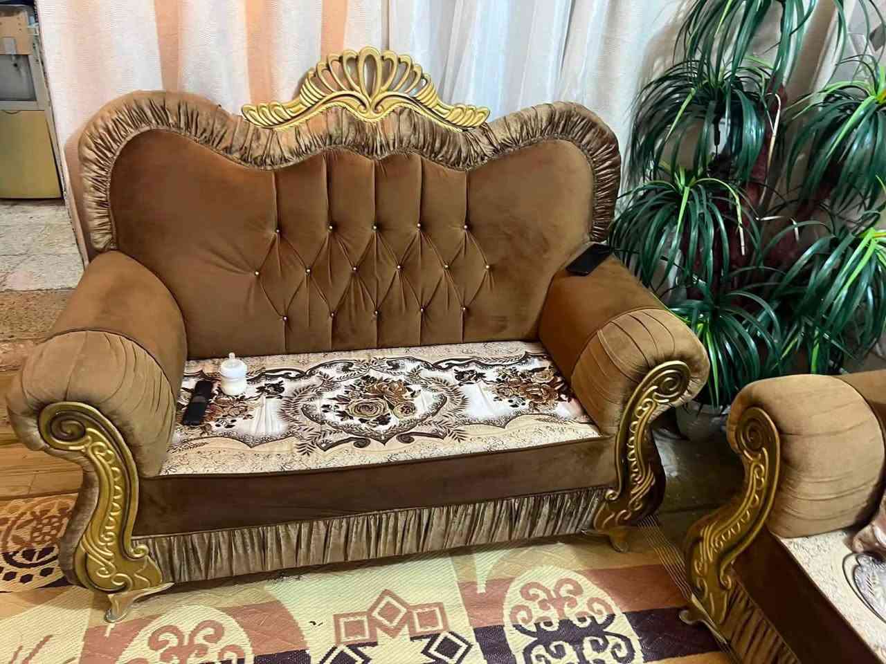 تخم لبيع سعره 375 وبي مجال الاتصال على رقم واتساب *********** عشره مقاعد ويا 6 كوشات
