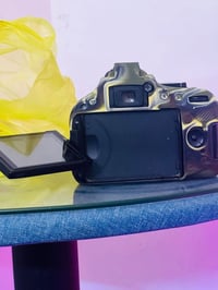 كامرا نيكون 5300الغنيه عن التعريف يجي وياا. جنطه و بطاريه وشاحنه شترها...