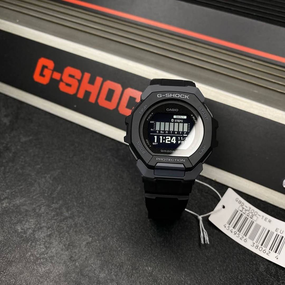 كاسيو G-Shock G-SQUAD GBD-300 
ساعة رياضية متينة مصممة لدعم المستخدمين النشطين والرياضيين، وتتميز بتصميم أنحف مقارنة بالموديلات التقليدية من نفس الفئة. 

اهم مواصفات الساعة الفنية والرياضية:

•المواصفات الأساسية والهيكل

•الأبعاد والوزن: تبلغ أبعاد الهيكل \(48.9 \times 47.4 \times 14.9\) ملم، وتزن حوالي 60 غراماً.

•المواد: الهيكل والإطار والحزام مصنوعة من الراتينج الحيوي (Bio-based resin) الصديق للبيئة.

•المتانة: مقاومة فائقة للصدمات ومقاومة للماء حتى عمق 200 متر (20 بار).

•الشاشة: شاشة من نوع MIP LCD (Memory-in-Pixel) عالية التباين والوضوح، مع إضاءة LED قوية (Super Illuminator) تعمل تلقائياً عند إمالة المعصم.

•الميزات الرياضية والذكية

•تتبع اللياقة: مزودة بمقياس تسارع لقياس الخطوات، المسافة، السرعة، الوتيرة، والسعرات الحرارية المحروقة.

•وظيفة نظام تحديد المواقع (GPS): يمكن للساعة استخدام GPS الهاتف الذكي المقترن لتحسين دقة قياسات المسافة.

•الاتصال بالهاتف: تدعم تقنية البلوتوث للربط مع تطبيق (G-SHOCK MOVE) لمزامنة الوقت تلقائياً، وتلقي إشعارات المكالمات، والرسائل، وتطبيقات التواصل الاجتماعي.

•وظائف التدريب: تشمل سجل تدريب يحفظ حتى 100 جولة جري، ميزة الدورات التلقائية (Auto Lap)، والإيقاف التلقائي.

•البطارية والوظائف الإضافية

•عمر البطارية: تعمل ببطارية من نوع CR2032 تدوم لحوالي سنتين.

•التوقيت العالمي: تدعم 38 مدينة (38 منطقة زمنية) مع خاصية التوقيت الصيفي التلقائي.

•ميزات أخرى: 4 منبهات يومية مع خاصية الغفوة، مؤقت عد تنازلي، ساعة إيقاف، ووظيفة الاهتزاز للتنبيهات.


**إذا كنت صاحب هذا الإعلان وتريد حذفه لأي سبب، رجاءا أرسل رسالة إلى الدعم الفني**