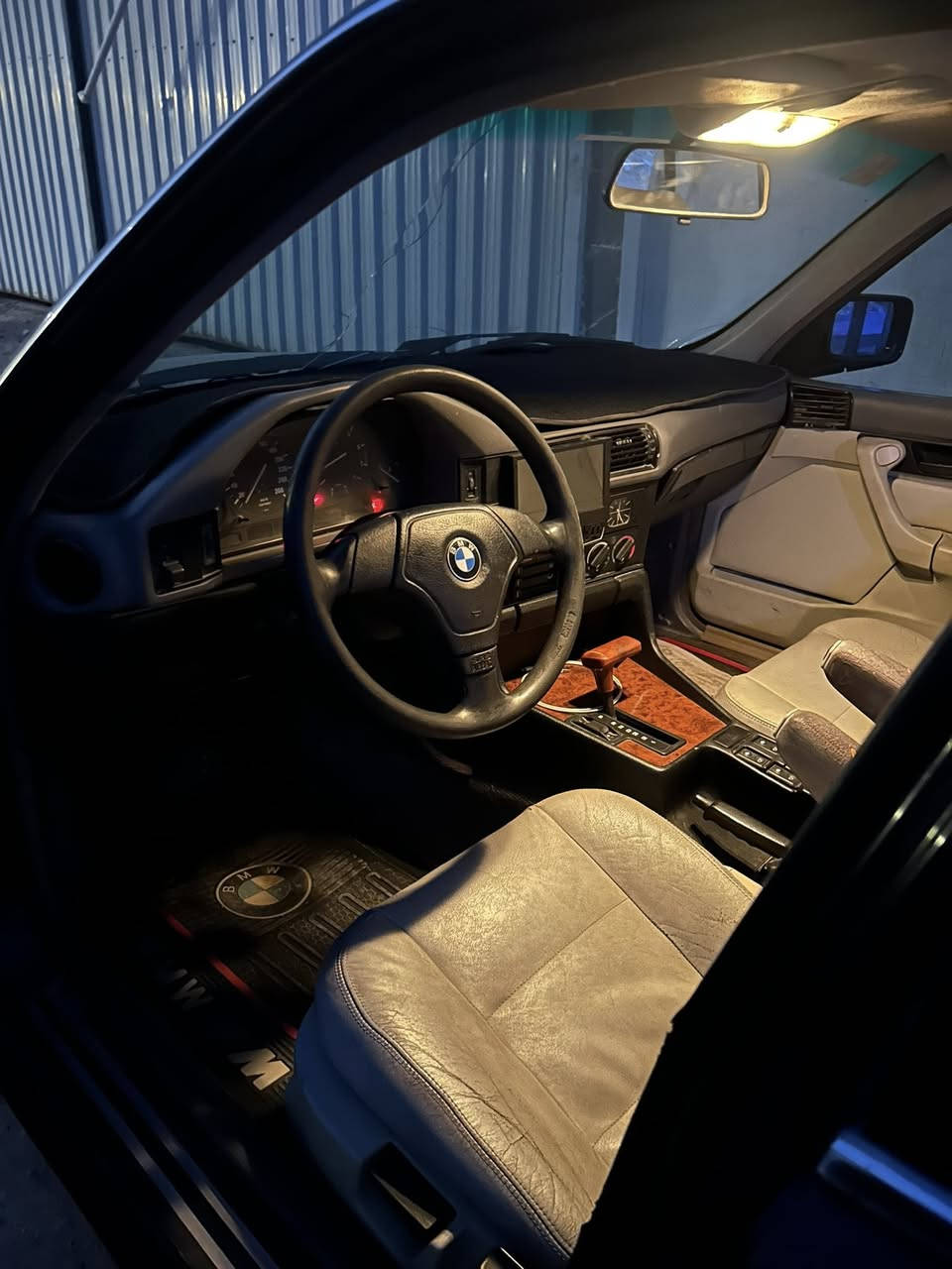 سلام عليكم من رخصة الادمن موديل 1992 حجم525محرك مفتوح گير اوتو سياره جاهزه ماناقصه أي شي كامله حته تشغيل عن بعد گير محرك كفاله كهربائيات كامله مابيه اي نقص رقم دولي تحويل مباشر 
سعر 68 أو بيه مجال شي قليل 
***********
