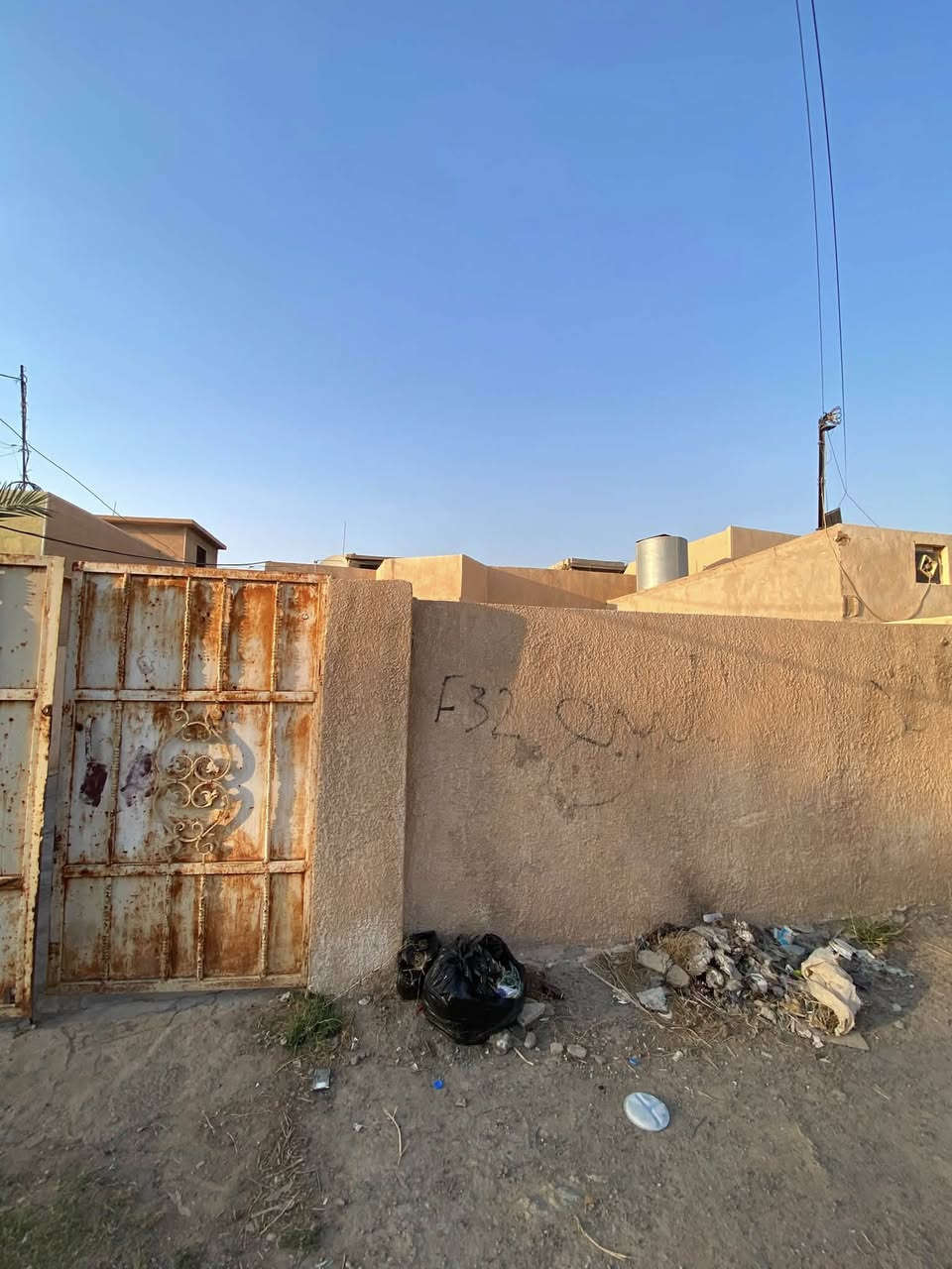 للبيع
دار سكنية طابو صرف مساحة 250 متر الحي العسكري قرب قاعة الميغان الدار غرفة نوم وحدة استقبال مطبخ صحيات داخلية وخارجية 

للاستفسار مراسلة الصفحة او الاتصال على الارقام التالية 

***********

***********
