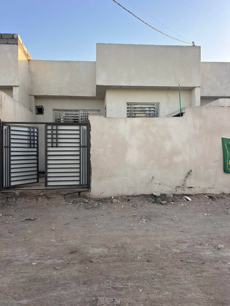 السلام عليكم ورحمة الله وبركاته 

بيت للبيع مساحه 150 م طابو زراعي عراقي
يحتوي البيت على غرف منام 2 وصاله ومطبخ وغرفه استقبال وكراج وصحيات   البيت  فارغ محد ساكن بي تكاتب تستلم المفتاح السعر 85 مليون  العنوان ابو الخصيب عويسيان للااستفسار *********** البصرة, العراق
