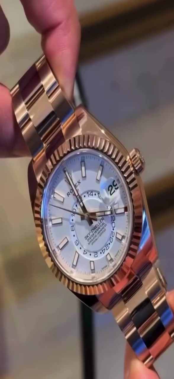 Rolex sky dweller تحفه فنيييييييييه مكينه اوتو
١-مكينه اوتوماتيك يابانية التصميم ✅
٢- سناتر شغاله✅ 
٣- سير stainless steel 904L درجه اولى ✅
٤- مختم شعار رولكس من كل مكان ✅
٥- مضاد الماء ✅
٦- جام زفير ضد الخدش ✅
٧- كامل ملحقات الاصليه الوكاله ✅
٨ الساعه بيها ضمان عام كامل مكينه و طلاء ✅


**إذا كنت صاحب هذا الإعلان وتريد حذفه لأي سبب، رجاءا أرسل رسالة إلى الدعم الفني**