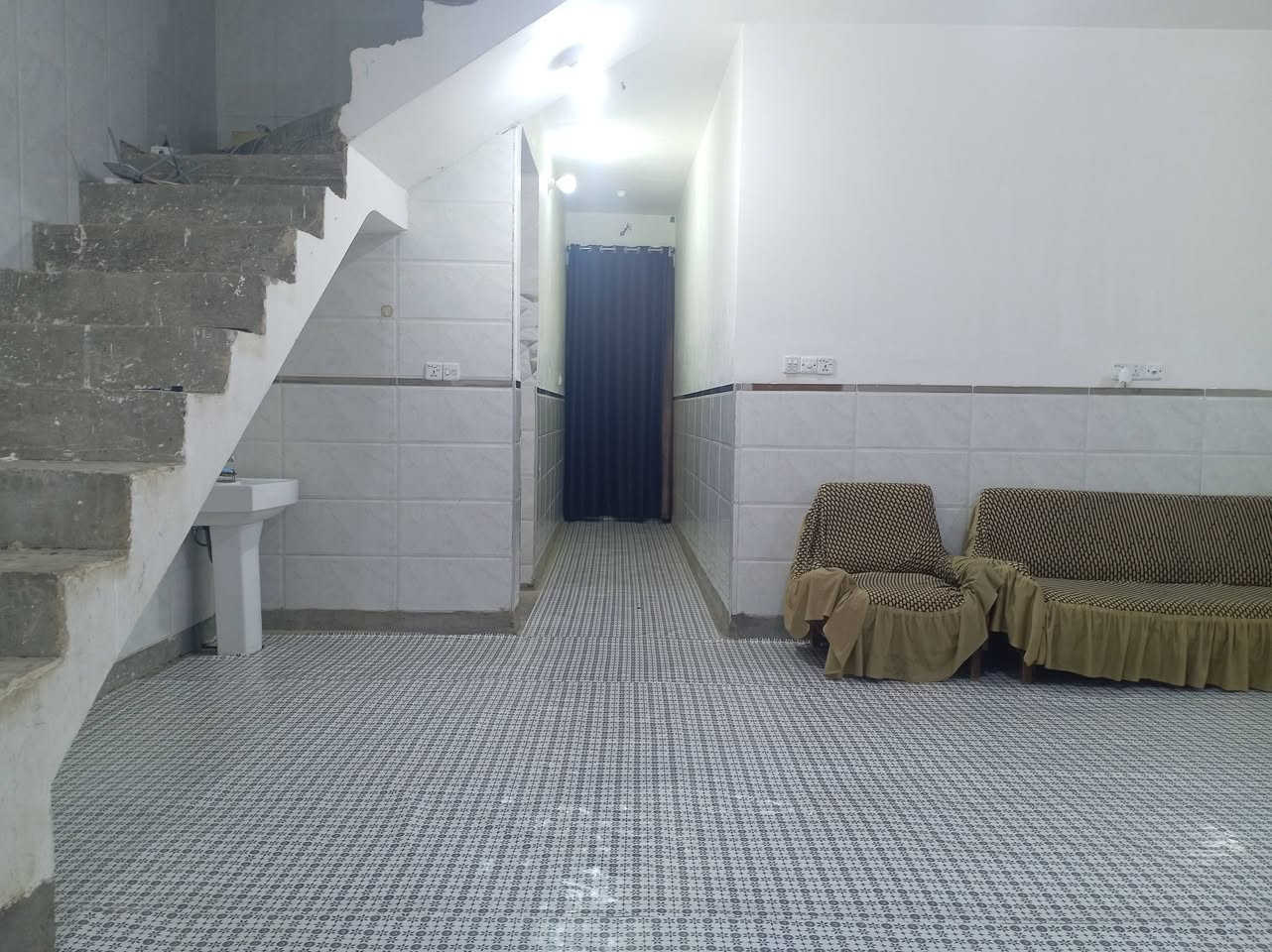 قطعة أرض ١٤٠٠ زراعي ١١٧ مقابل قاعة أوسكار مدخل الغسل  تحتوي على بيتين كل بيت مساحة البناء ٢٠٠ والباقي حديقه اماميه وخلفيه نقص سياج وارضيه السعر ٣٢٠ وبي مجال بسيط
والباقي موضح بالصور للاستفسار الاتصال على الرقم ***********
