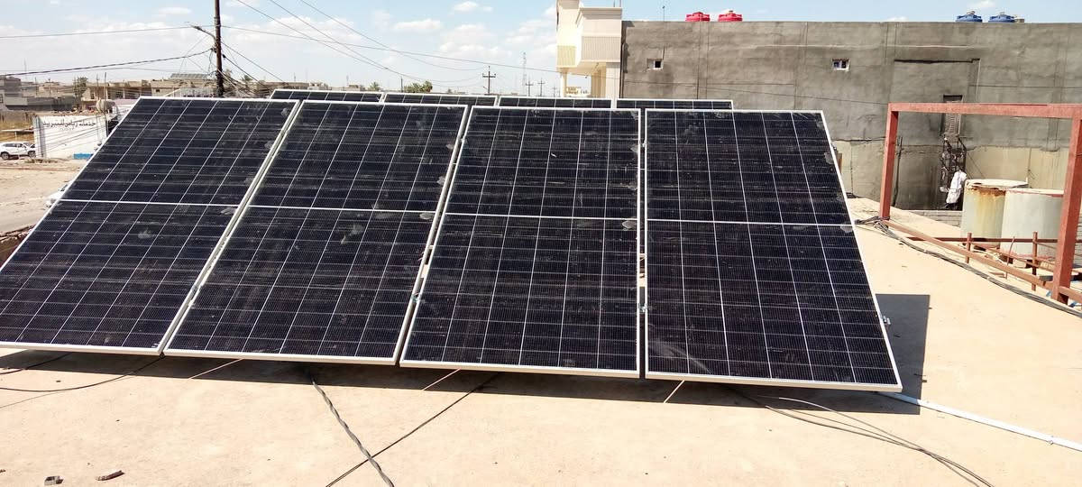 🔆 تنفيذ منظومة طاقة شمسية
                 أداء موثوق وطاقة مستمرة

تم بحمد الله إنجاز وتنصيب منظومة طاقة شمسية متكاملة لأحد زبائن شركتنا باستخدام مكونات عالية الكفاءة لضمان تشغيل مستقر وتوفير في استهلاك الكهرباء.

⚡ مكونات المنظومة:
• ألواح نوع Philadelphia Solar عدد 8 لوح بقدرة 600 واط لكل لوح ( ضمان ١٠ سنوات)
 بقدرة استيعابيه      4.72 كيلو واط حقيقي 
• انفيرتر Felicity  بقدرة 8 كيلوواط( ضمان سنة )
• بطارية ليثيوم نوع Felicity بسعة 15 كيلوواط / ساعة( ضمان ٥ سنوات)
.حديد 1.5 ملم مغلون

✅ تشغيل الأحمال خلال انقطاع الكهرباء
✅ شحن سريع وكفاءة عالية للألواح
✅ بطارية ليثيوم بعمر طويل وأداء ثابت
✅ 
نوفّر حلول طاقة شمسية متكاملة للمنازل، المساجد، والمشاريع مع ضمان وجودة في التنفيذ.

للاستفسار والتفاصيل أكثر يرجى التواصل معنا على الرقم
***********
شركة شمس الشرقاط للطاقة الشمسية – فرع اجحلة
                   طاقة نظيفة… مستقبل مضمون.
           بإدارة وإشراف المهندس ضياء ابراهيم عبدالله
