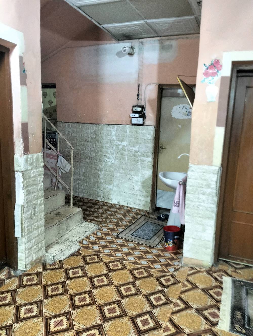 السلام عليكم 

منزل للبيع... مساحه 240م.. طابقين... الطابق الارضي بناء 86 مكون من ثلاث غرف منام + غرفه استقبال+ هول + مطبخ.. وحمام وتواليت

& الطابق الثاني بناء 2010 مكون من غرفتين منام وهول ومطبخ. وصحيات. 

مكان البيت الجنينه الشارع التجاري حي الانتصار... منطقه فيها الخدمات كافه ماء. مجاري. كهرباء.. ومدارس من الابتدائية لغايه الجامعة 

سعر المتر 2250 مليون و250 قابل للتفاوض