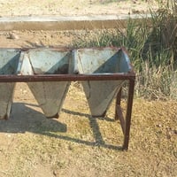 مذبح  دجاج ثلاثي مستعمل ونضيف ويوجد أيضا ميزان ⚖️ ابو الساعة العدد ٢ ا...