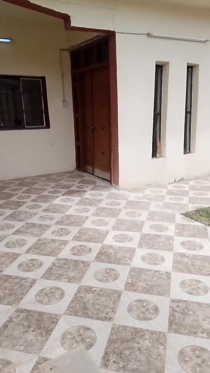 بيت 200 متر واسطي مقابيل شقق الغاز غرفتين نوم واستقبال وهول ومطبخ ومجمع صحيات وگراج وحديقة ايجارة 350 قفل للاستفسار ***********
