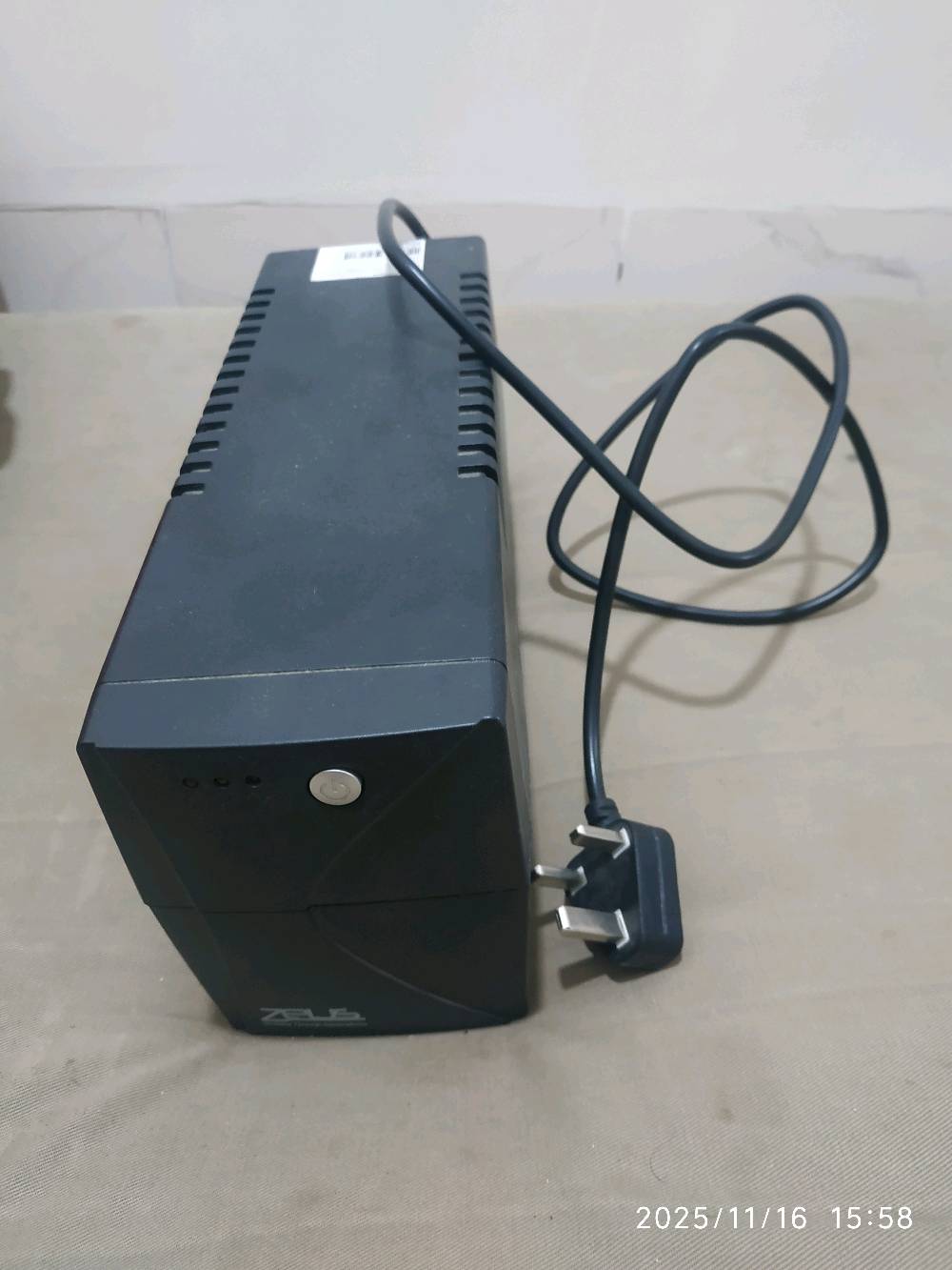 سيريس اس مستعمل بس نضيف كلش واستعمالة قليل هوة و الكارتونة مالتة والجويستك او اليدة مالتة هي الكيم سير الي الكير مالهة مغناطيسي يعني ما تخرب ولا يصير بيهة درفت ويجي وياة اليوبي اس شركة زيوس ويجي وياة سماعة هدية وحتى لعبة GTA5 مشتريها يعني راح تبقى بالجهاز 
مكاني البصرة قضاء المدينة رقمي
***********
سعرة 380 الف وي اليوبي اس 
بدون اليوبي اس 335 وبيه مجال للخوش ولد