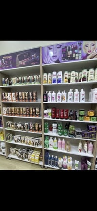 للبيع رفوف نضافه 95 عدد24 + ميز كاشير  وغراض كوزمتك تصفيه محل بسعر منا...