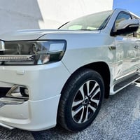 لاندكروز وايت اديشن • ٢٠١٨ • ٩٦٠٠٠ كم