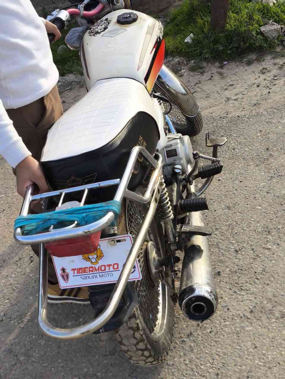 ماطور تايكر  الفين وعشرين شرط كلشي ما ناقصو كلشي شقال شقل وطلع
السعر 400 وبي مجال 
مكان حمام العليل 
رقمي ***********
