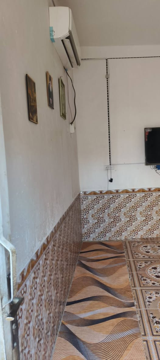 بي للبيع 100 متر طابو صرف يتكون. من غرفه وهول ومطبخ وحمام داخلي واستقبال خارجي بناء بلوك كهربائي السقف عكاده المكان سوق الشيوخ الصدر الثانيه قرب مدرسة النربد الابتدائيه بسعر 45 للأستفسار ***********
