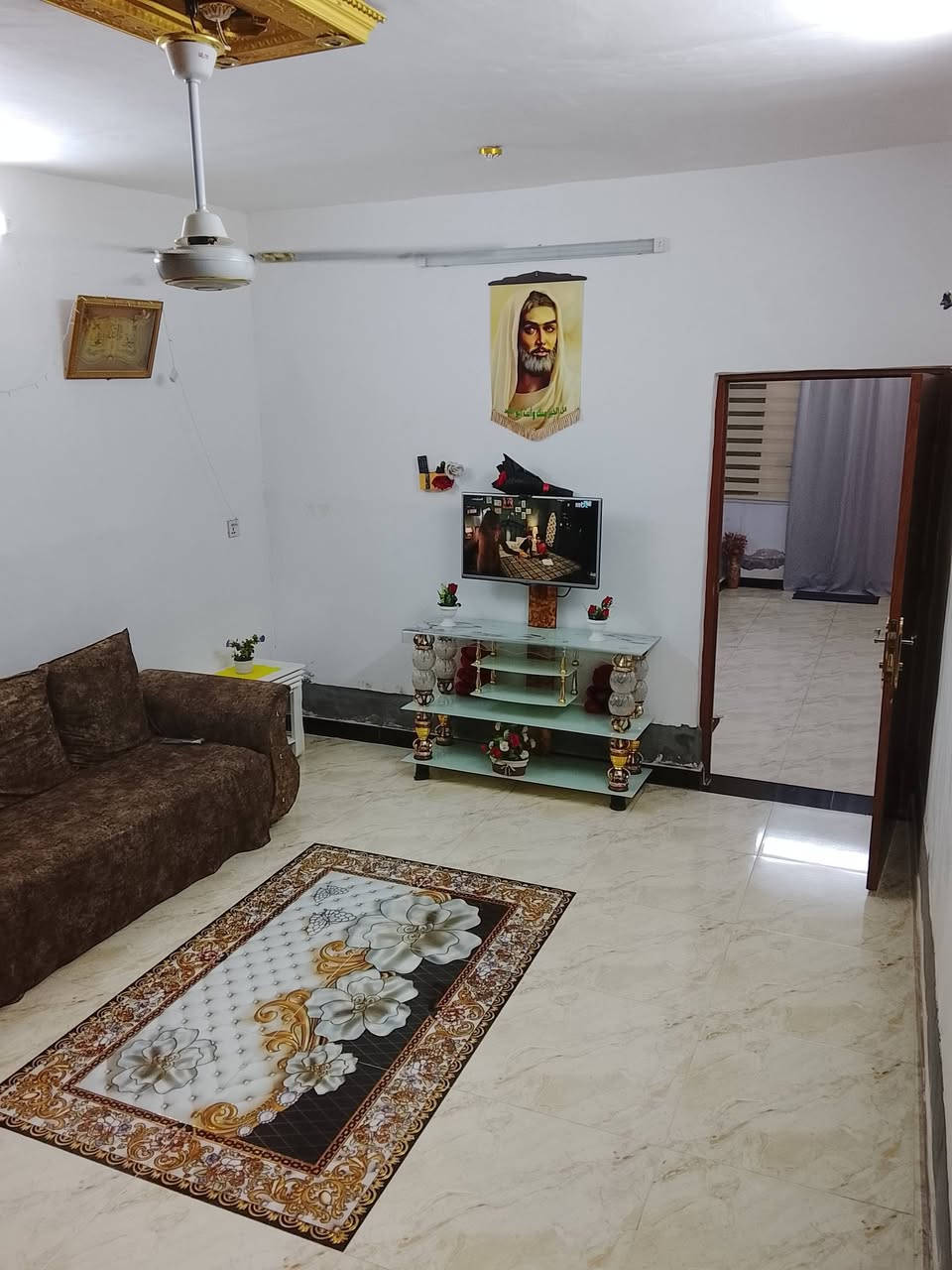 يالله سلام عليكم دار للبيع بغداد المدائن حي الشهداء حي الزلك الدار ركن مساحه ١٥٠ متر يتكون من غرفة نوم وصاله استقبال مطبخ صحيات داخلية خارجيه كراج سياره علماً السقف عكاده خدمات كامله تبليط كهرباء ماء زراعي 117السعر ٤٥ وبي مجال للاستفسار ***********
