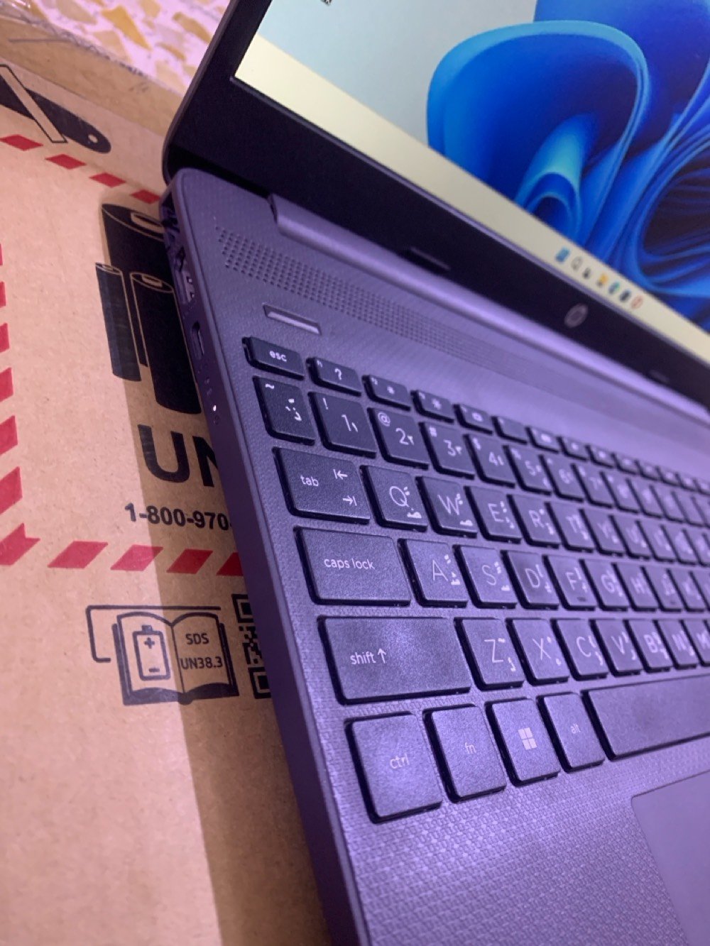 🔥Hp 255 G8🔥:
 المعالج (CPU): AMD Ryzen 5 5500U (مزود بـ 6 أنوية و12 مساراً) – أداء جبار وسريع جداً بالتصفح والبرامج الثقيلة
.
 الذاكرة العشوائية (RAM): 8GB DDR4 بسرعة عالية 3200MHz (يحتوي على سلوت إضافي فارغ لسهولة الترقية مستقبلاً).

 كرت الشاشة (GPU): AMD Radeon Graphics مدمج ممتاز للمهام اليومية والتصميم الخفيف (ملاحظة: عند إضافة رام ثانية، يفعل خاصية Dual Channel مما يرفع أداء كرت الشاشة المدمج بشكل ملحوظ).

 التخزين (SSD): Samsung NVMe SSD بسعة 256GB (إقلاع ويندوز وتشغيل برامج بثوانٍ معدودة).

 الشاشة والديزاين: شاشة واضحة بدقة عالية، تصميم أنيق وخفيف الوزن، مع لوحة مفاتيح كاملة (NumPad) مريحة جداً للكتابة وإدخال البيانات.

 النظام: مثبت عليه Windows 11 الأصلي وجاهز للاستخدام مباشرة.

🎒 مرفقات الجهاز:
 الكارتون الأصلي بجميع أوراق الشركة والكتالوجات.
 الشاحن الأصلي الخاص بالجهاز.

📌 السعر: [375 قابل للتفاوض البسيط]
📍 المكان: [بغداد الدورة]
📞 لتواصل والفسر: [***********]