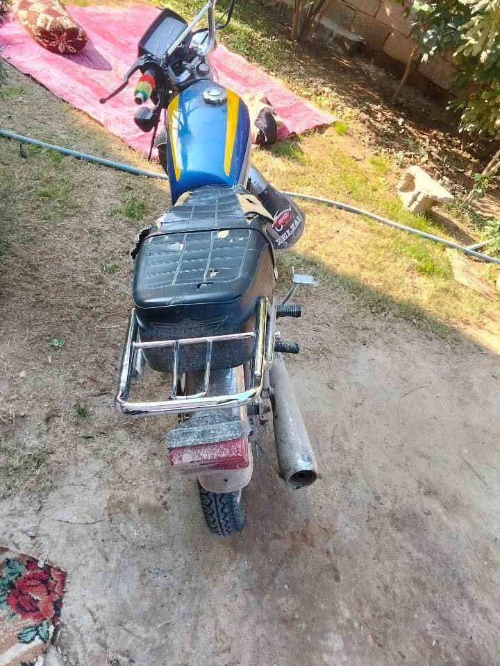 شباب دراجه سيفان موديل 2019  دراجه نكره سلف شغاله بيه شوي نوقص سعره 190 بيه مجال حك الجيه
رقم بس واتساب ‪0776 526 8158
