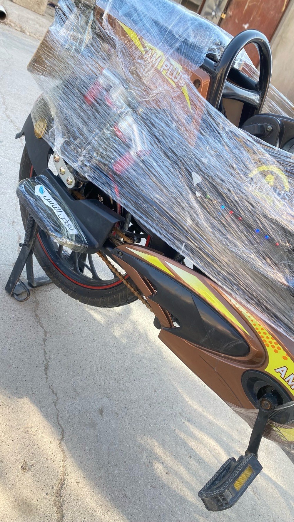 دراجة كهربائية جديدة ومغلفة، تتميز بتصميم عصري متين ولون بني مع شاشة رقمية، وطاقة محرك 1000 واط لتوفير أداء قوي ومسافات طويلة دون الحاجة للوقود. مثالية للتنقل داخل المدينة بسهولة وراحة.