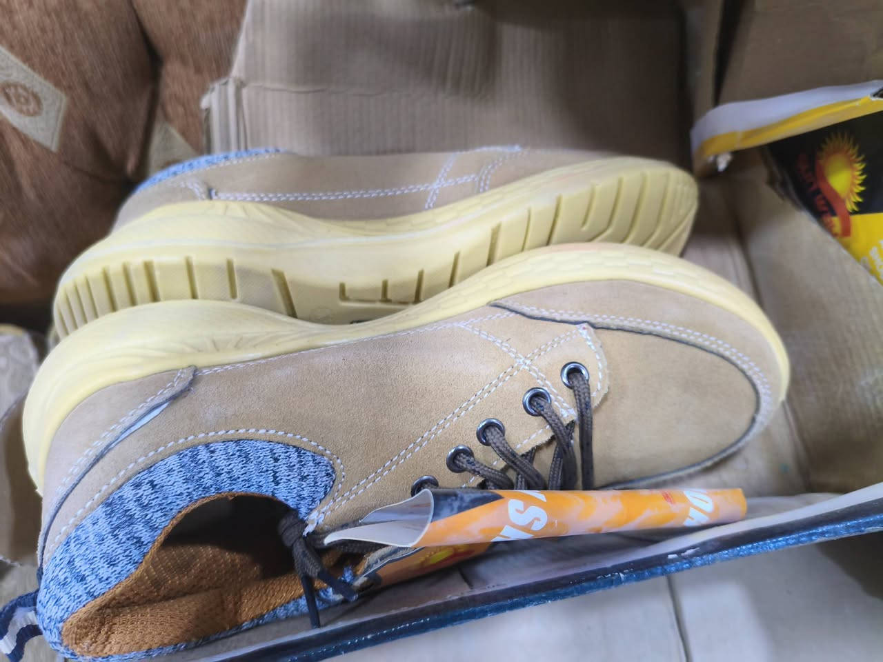 خوذه لون اصفر العدد 80

خوذه لون ابيض العدد 40 جديد

حذاء سيفتي العدد 8 قطع

تواصل *********** البصره الزبير
