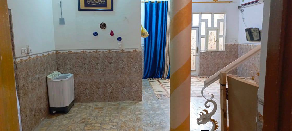 سلام عليكم دار للبيع مساحه 215 صب كونكريت طابوق جمهوري 3 غرف ومطبخ وصاله واستقبال وتخاريج داخليه وخارجيه مكان النجف الاشرف قي البراكيه شارع المطار القديم يبعد عن الشارع 100متر للاستفسار اكثر رقم مبايل / ***********
