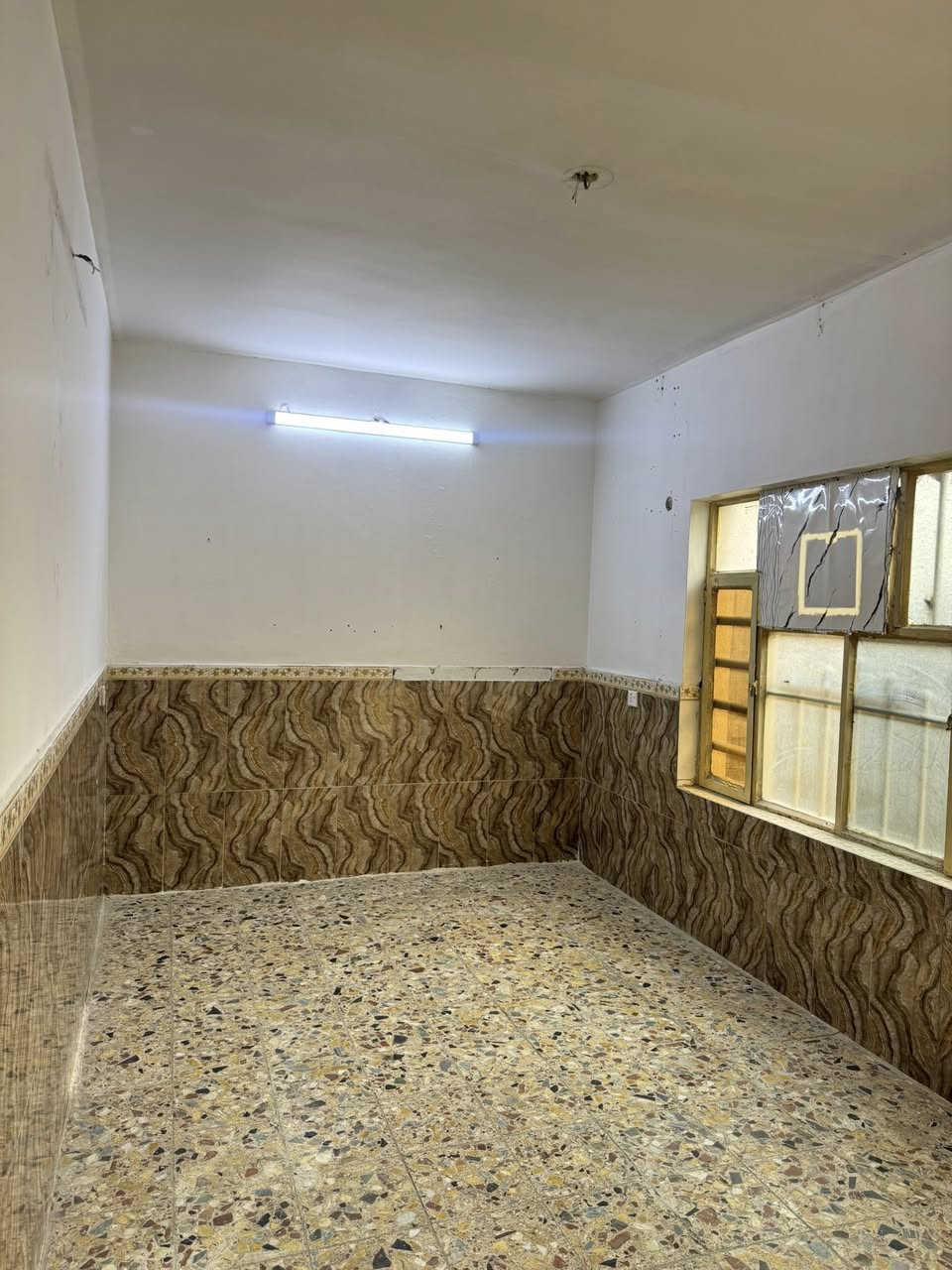 السلام عليكم بيت ركن للإيجار شارع المضخة شهداء البياع 
ركن مدرسة بشائر الخير مساحة ٥٤ متر  
الطابق الأرضي 
استقبال+ مطبخ + حمام 
الطابق الفوك 
منوار + غرفة نوم+ سطح
***********
